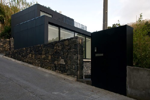 Fachada de casa moderna en Portugal